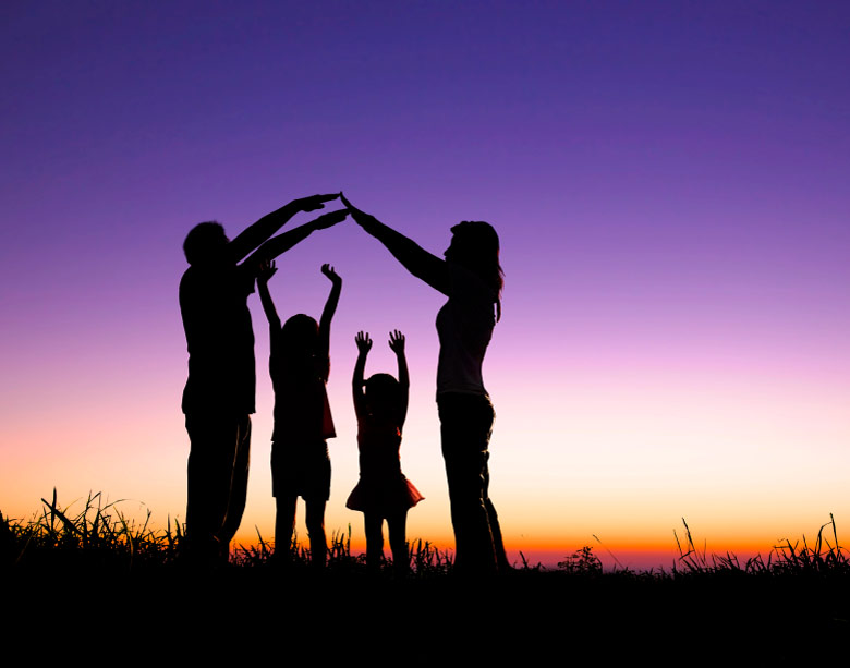 tansformation familia feliz en atardecer magico representando el bienestar